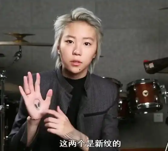 窦靖童晒近照身上多处纹身女粉丝不要一味去模仿