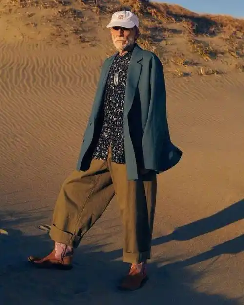 看这位外国老头,硬是穿出了模特范儿