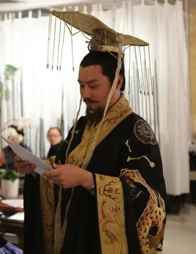 汉代皇帝服装_历史服装_影视服装_华夏服饰网