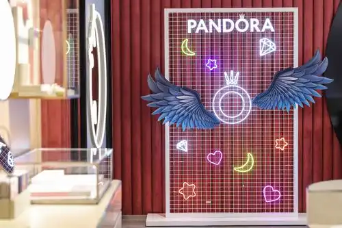 pandora 限时霓虹拍照墙