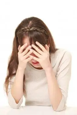 一个悲伤美丽的女人在哭泣