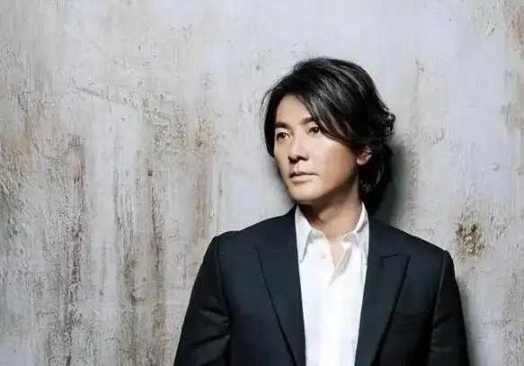 56岁郑伊健被偶遇,皮肤下垂胡子拉碴身材大变样,太像古惑仔了