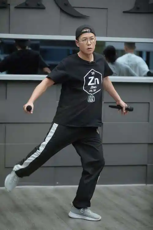 披荆斩棘的哥哥大湾区哥哥练习室显调皮心性赵文卓手拿雨伞挑战舞蹈