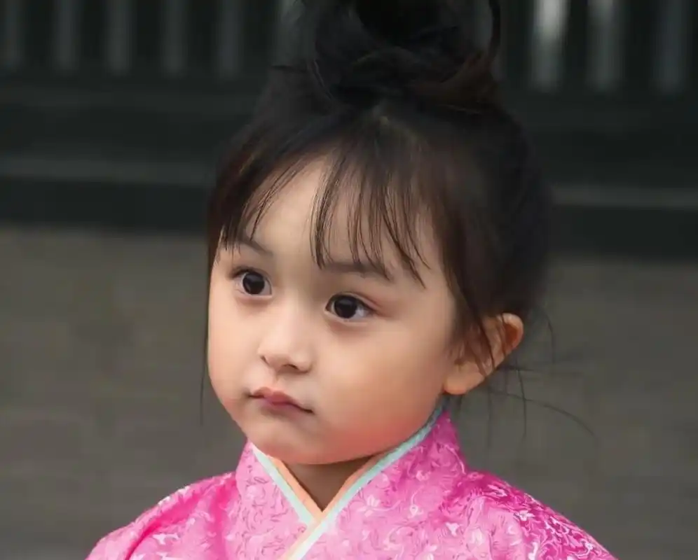 2岁即年入百万的童星刘楚恬,因太漂亮被"禁止整容",如今怎样