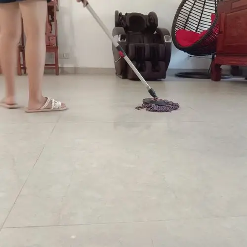 在家里拖地.