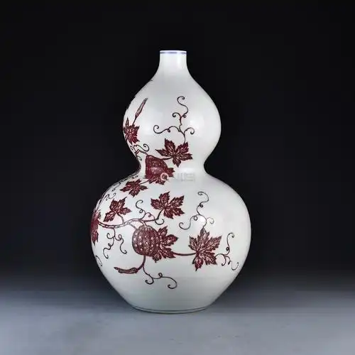 清乾隆釉里红缠枝花葫芦瓶