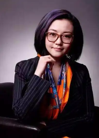 69岁王刚全家照三任妻子很美艳9岁儿子竟与外孙一样大