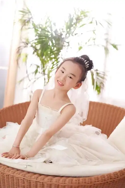 妈妈带我去拍了一套艺术照,作为十岁生日的留念