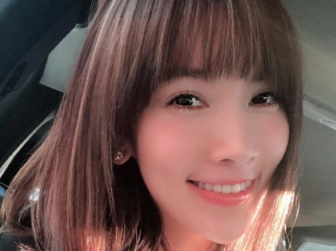 照片中,陈若仪留着空气刘海齐肩短发,十分减龄,精致的妆容更突显美貌