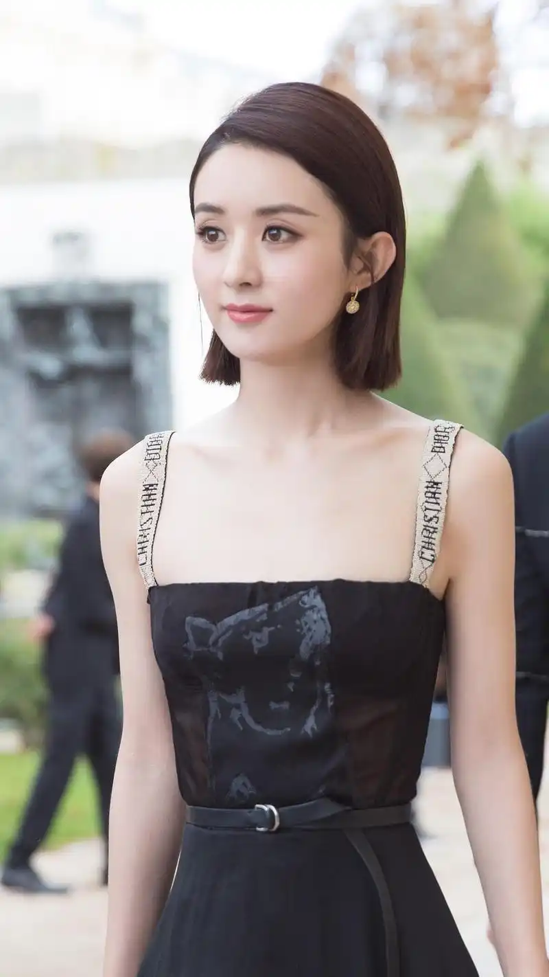 赵丽颖真的时尚吗?竟身穿高档名牌!网友称:"钱从哪里来"