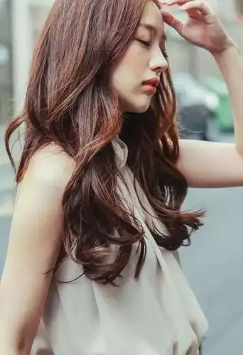 女生,脸很小,披发怎么样才能显得饱满点露脸多点呢.