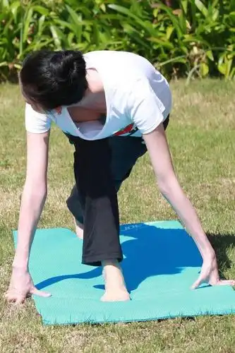 林志玲草地练瑜伽神情太专注摄影师跟拍的片子让她愤怒不已