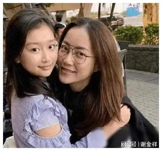 霍汶希,这位在娱乐圈摸爬滚打多年的金牌经纪人,以她的专业素养和出色