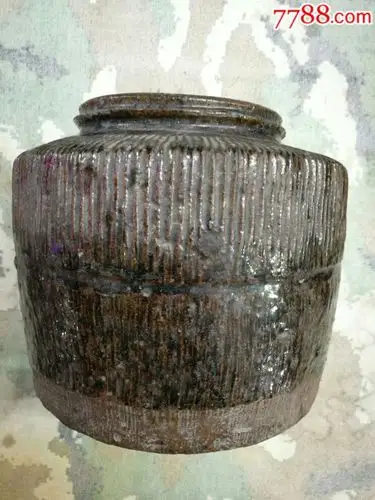 唐代细棱酱釉罐