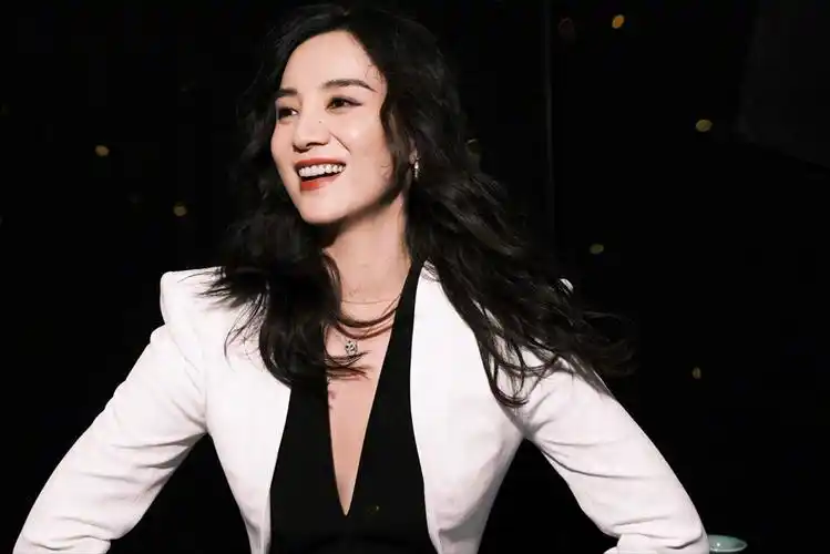 多数还是以前的那些80后女演员,比如出道时靠性感成名的东北辣妞宋佳