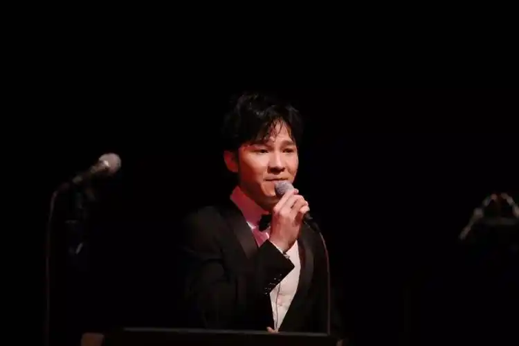 钟明秋是时候hqcdⅡ头版有编号商城限购50张