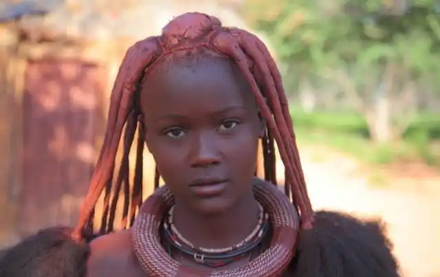 非洲一部落女性用红泥做衣服施行一夫多妻大多男性却活不过15