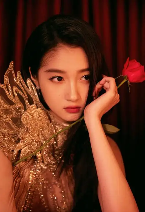 关晓彤华丽高贵显成熟新写真光影交织星光氤氲