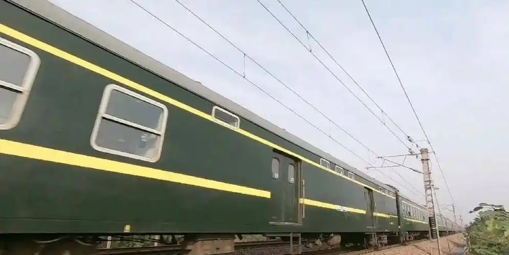 最神奇火车t369次大连到广州起点站穿棉袄,终点站穿短袖,真搞笑_到达