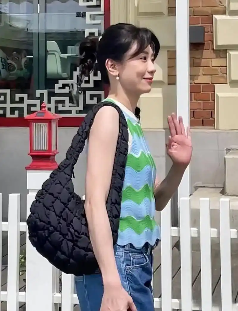 贾静雯素颜现身,仍然保持着年轻的状态,没有明显的医美痕迹,让人惊叹.