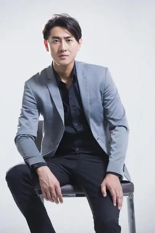 东方人,成年人,一个人,竖图,留白,正面,时尚,信心,椅子,北京,中国