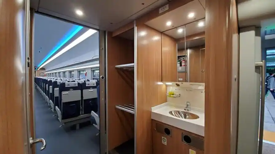 广安至重庆首班绿巨人动车今日开跑420多名旅客尝鲜出行