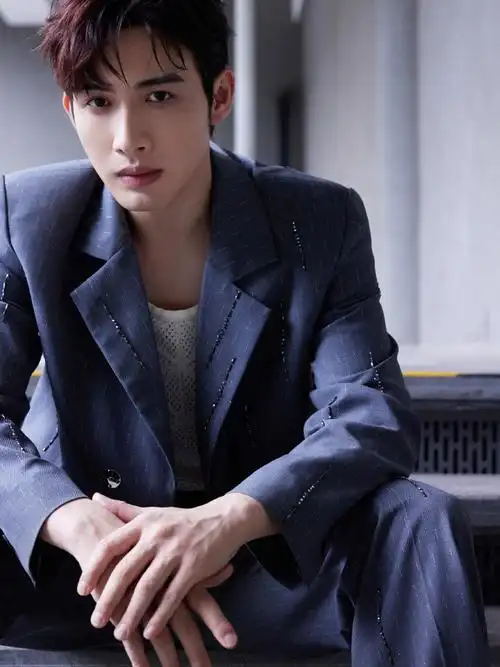 张彬彬西装男大反手投篮