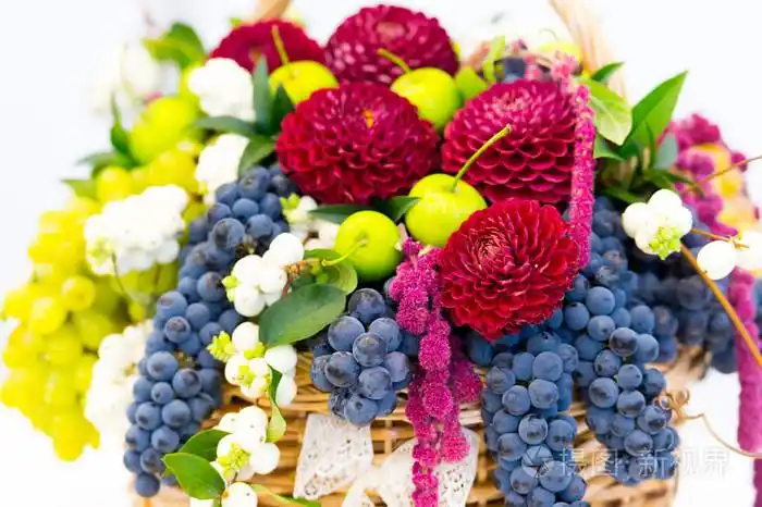 季节性的花和水果花束