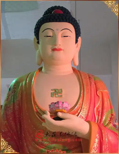 手持莲花的阿弥陀佛像