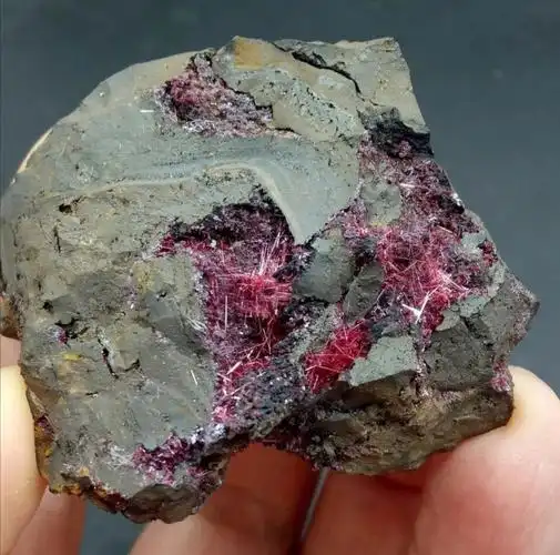 82%,但因分布少,只作为次要的铜矿石利用.