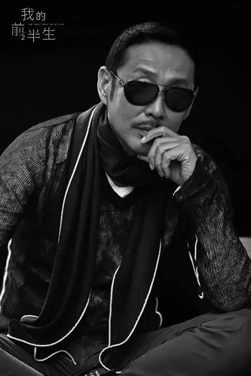 陈道明墨镜遮面,不经意的抬头凝视尽显霸气十足的成熟魅力.