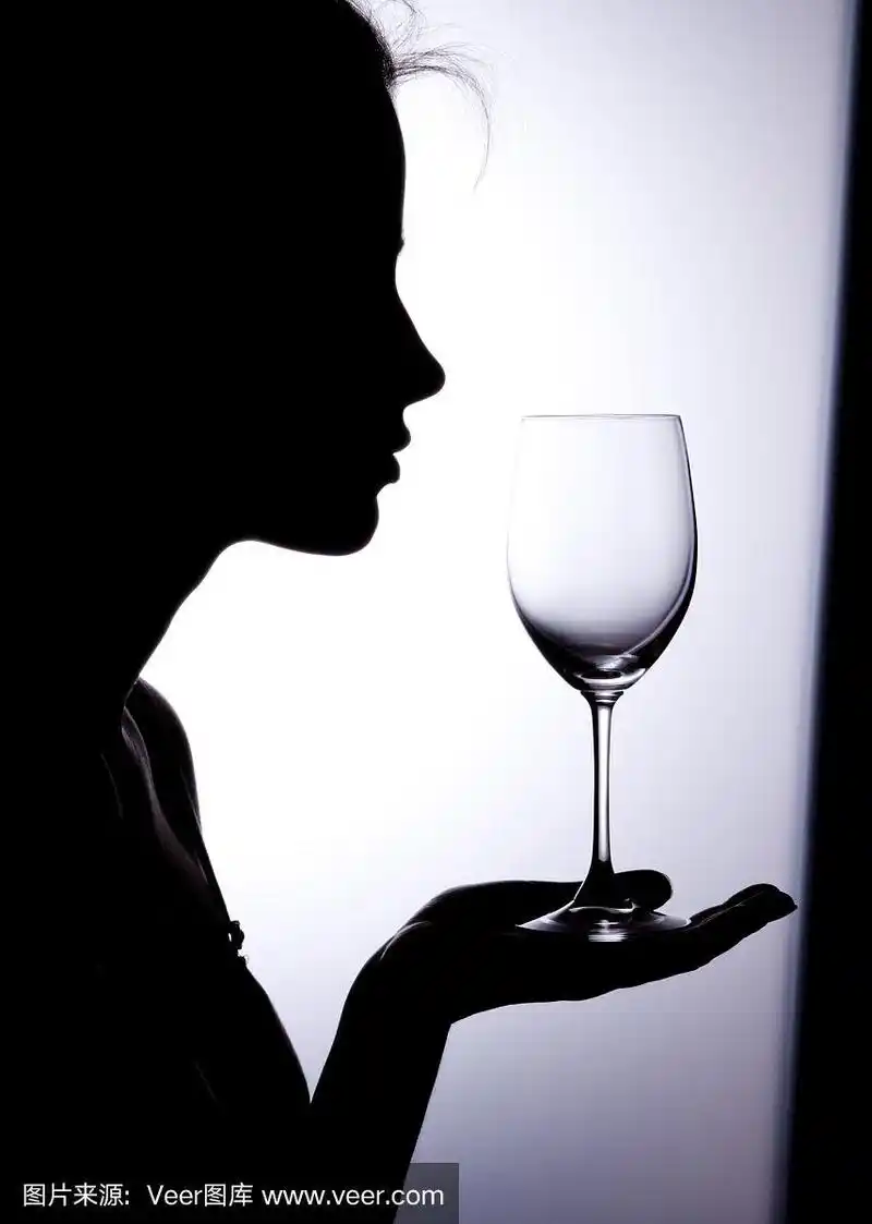 一个拿着酒杯的女人的剪影