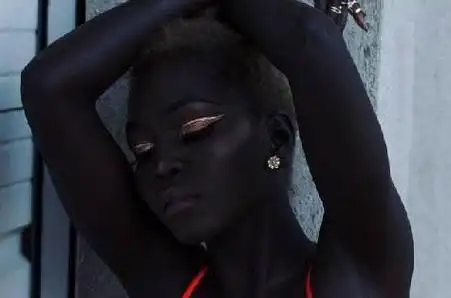 全球最黑的女模特嘴唇和牙龈都是黑色却美的让人移不开眼