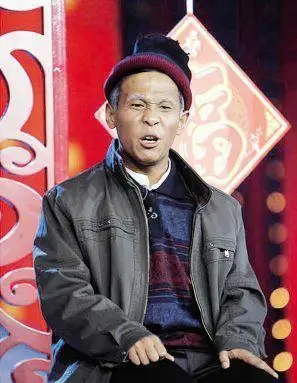 宋小宝与二婚嫩妻现身机场