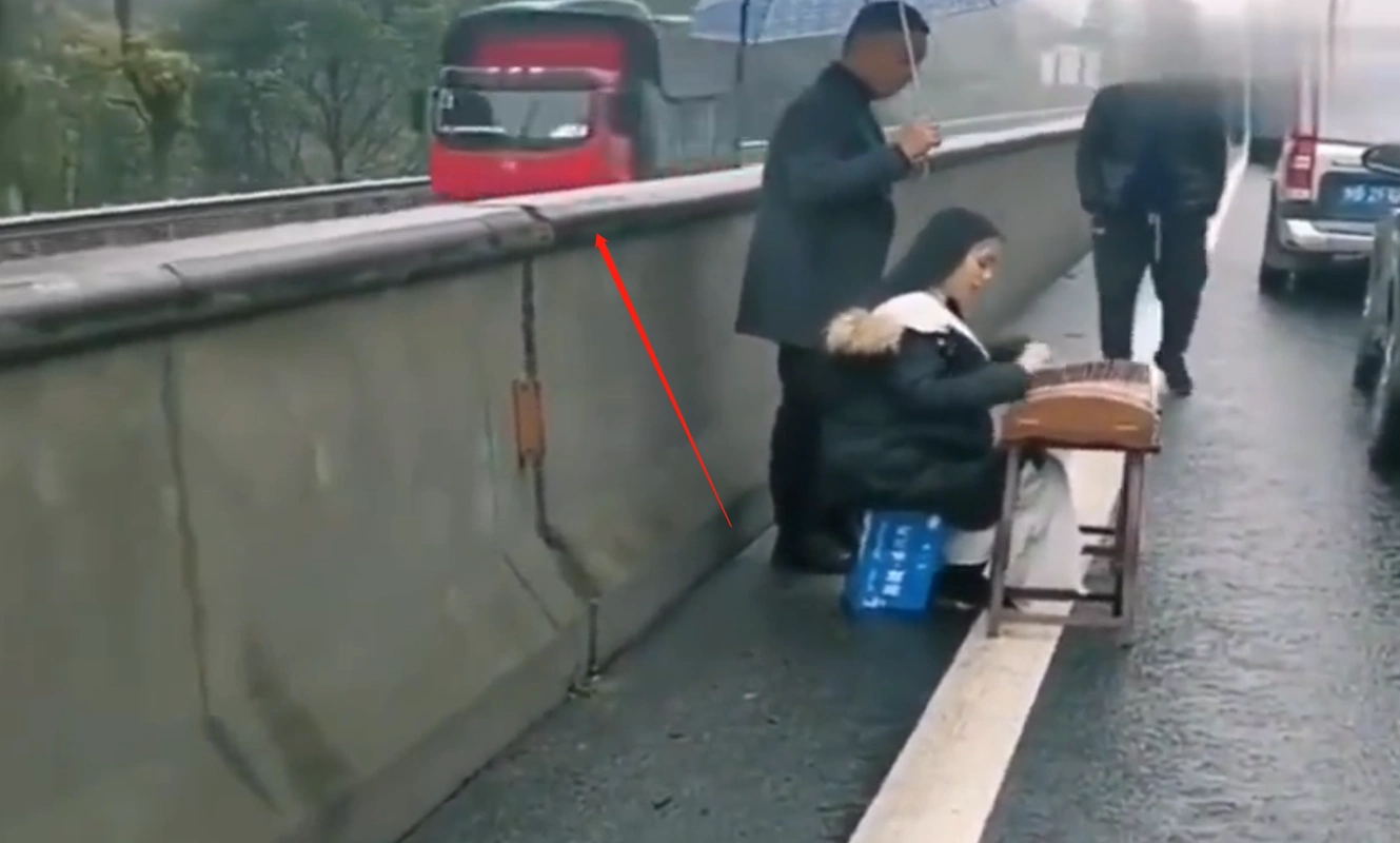 高速遇到大堵车,女子一个人弹起了古筝,网友:别弹了,快走_手机搜狐网