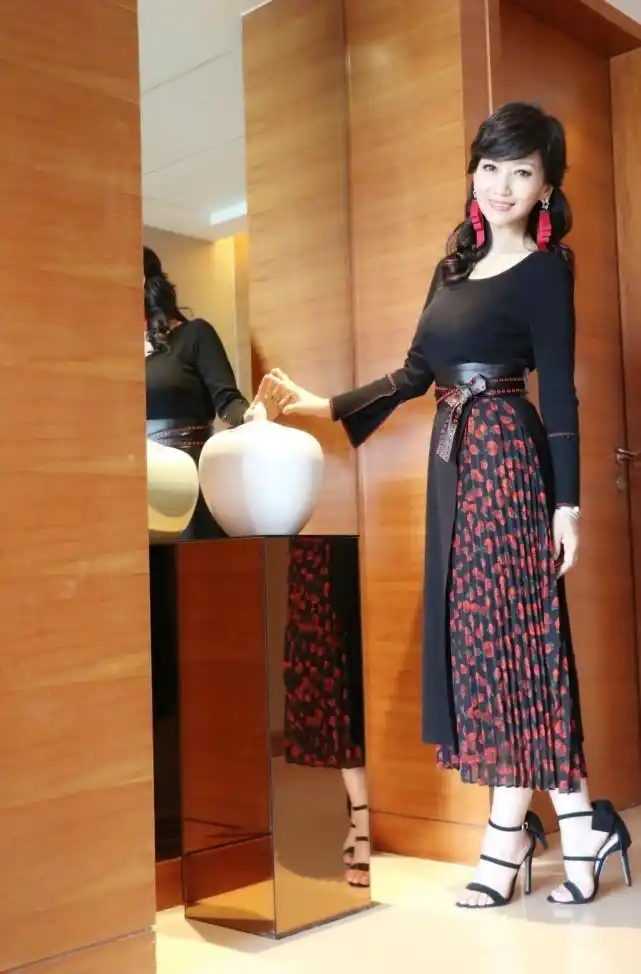 她当红时下嫁小演员今63岁还要走穴赚钱养老公半老徐娘风韵犹存