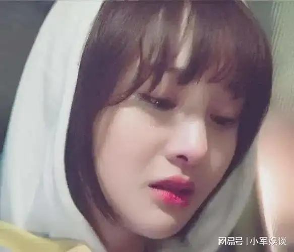 虐待孩子逃税被封杀的郑爽,逃到美被拍到,黄发逛街想复出拍短剧