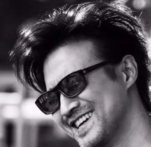 汪峰现身机场,眼戴墨镜低头行走,风头被旁边助理抢光