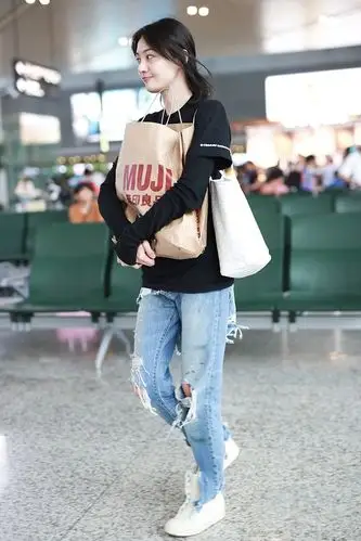 郑爽的机场街拍 身穿黑色上衣配牛仔裤 清新甜美