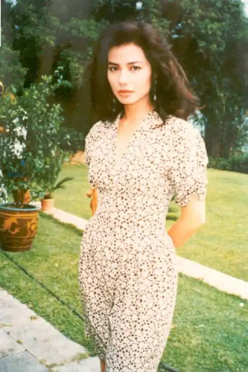 原创59岁的钟楚红依旧美得不可方物息影多年影迷仍难忘真美女不惧年龄