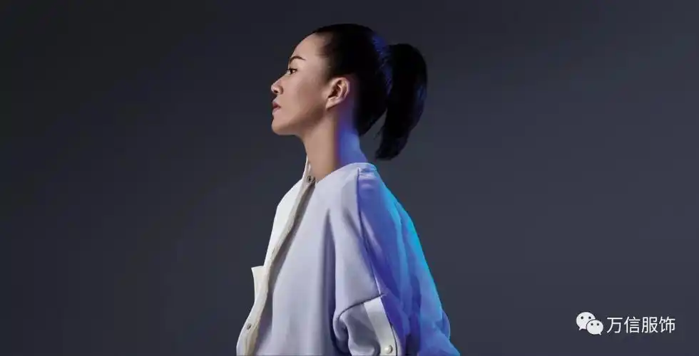 以这样霸气的口号并携手全新的品牌代言人——歌手谭维维,361°推出了