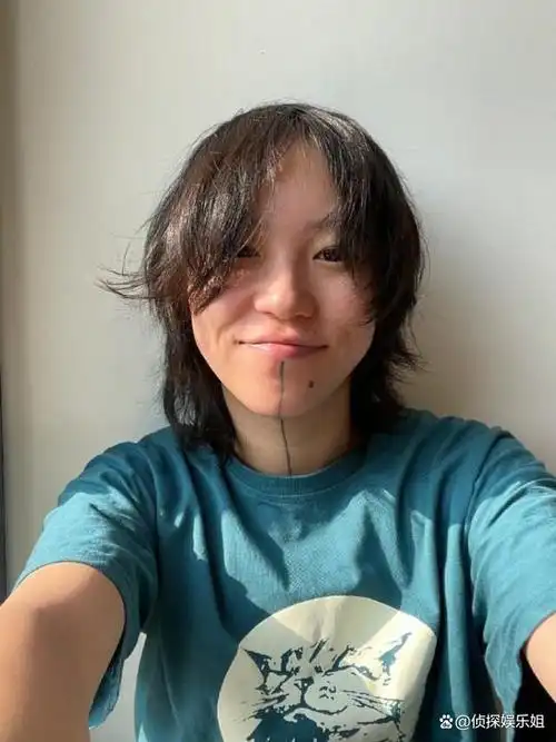 窦靖童此次作为某知名品牌全球品牌代言人惊艳亮相,一袭银发狼尾发型