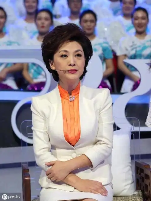 央视《新闻联播》主持人原来这么可爱!47岁海霞成"网红"