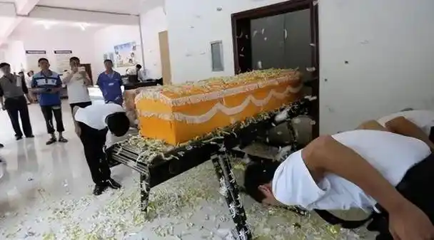 回顾:美女在八宝山做火化师,给她的生活带来了怎样的影响?