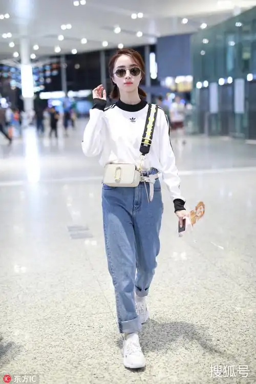 被胡冰卿的机场街拍"尴尬至死" 对镜头比心赢了