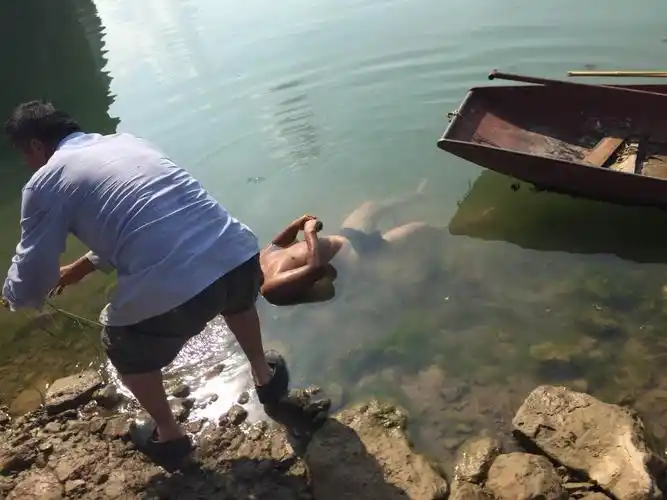 阆中嘉陵江四桥下面,有一位老大爷掉入江中淹死,下午五点钟左右尸体被