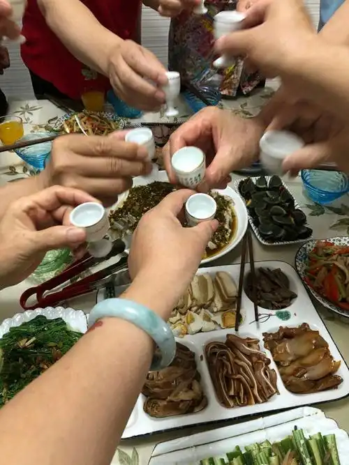 在立民家聚餐喝酒.