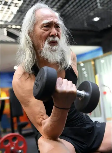 84岁最酷老大爷肌肉照刷屏网友quot小鲜肉闪开你大爷来了