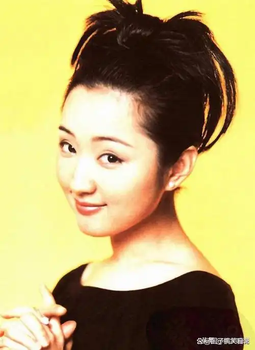 还有的网友说,分手后赖文峰补偿了杨钰莹一辆价值200万的红色保时捷.