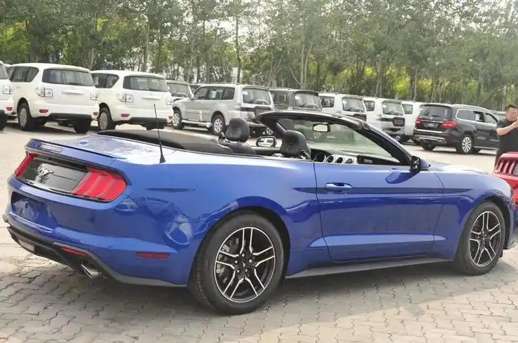 没错,福特野马敞篷车,就是一款帅到极致的平民跑车!